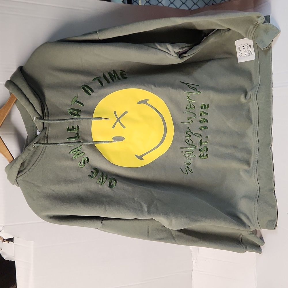 EUC Smiley World One smile at a time Women's sz M Sweatshirt w/hoodie
